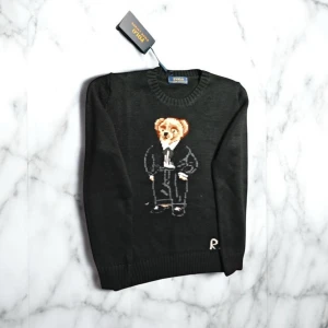 Svart Ralph Lauren Bear Tröja - Svart Polo tröja med Bear i Kostym design. Storlek S MEN passar som XS (14-16) och (160-165). TAGGARNA FINNS INTE KVAR!