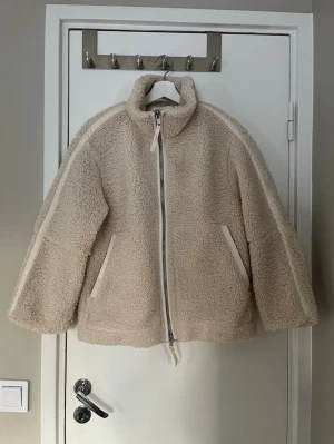 Jacka - Jättesnygg jacka från hm i storlek xxs. Den är helt oanvänd och har lappen kvar💕