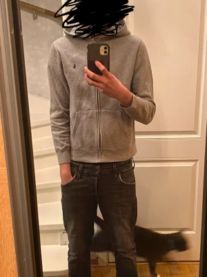 Ralph Lauren zip hoodie - Grå Ralph Lauren‑kofta i strl 14–16, men sitter som en XS. Jättemjuk och skitsnygg, äkta såklart. Perfekt att slänga på till allt. Kontakta vid funderingar 🤗