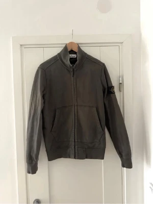 Stone Island tröja mörkgrön - Stilren mörkgrön tröja från Stone Island i bra skick. Tröjan är köpt på NK för många tusen lappar. Orginal storlek S men sitter mer som en XS. Priset ej hugget i sten. Hör av er vid frågor eller funderingar! 