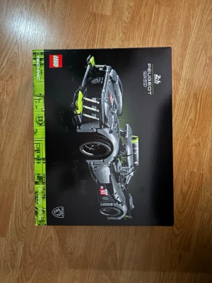 LEGO Technic Peugeot 9X8 bilmodell - Säljer denna Lego bil som jag haft i ungefär 1 år. Jag lyckades aldrig bygga klart den tyvär och det är därför jag säljer den. Jag har byggt påse 1,2 och 3 men påse 4 och 5 är orörda. Påse 1,2 och 3 är uppdelade i färg ordning i påsar. Alla bitar finns kvar och allt ska vara som det ska. Nypris 1700 kr.