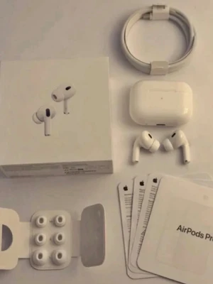 Apple AirPods Pro 3 helt nya  - Säljer ett par vita Apple AirPods Pro med laddningsetui, extra silikonpluggar och laddningskabel. Hörlurarna har en stilren och kompakt design med korta stjälkar och levereras i originalförpackning med manualer.