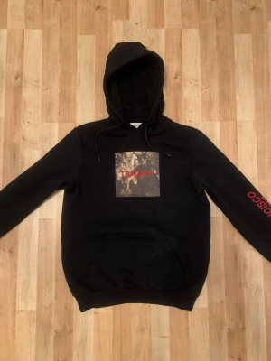 Svart hoodie - Säljer denna svarta hoodie för att den inte kommer till någon användning. De har inte rörts på flera månader och på bilden är de tvättade. Skriv vid funderingar 