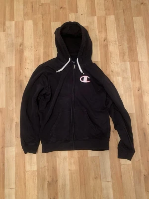 Champion hoodie - Säljer denna Champion hoodie för att den inte längre kommer till användning. Den har legat i ett skåp i 1-2 månader  och är i bra skick. På bilden är den tvättat. Skriv vid funderingar. 
