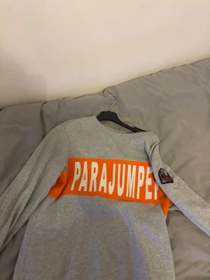 Grå fleece tröja från Parajumpers - Knappast använd. Mycket fint skick om du är runt 175 kommer den sitta perfekt. Inga skador