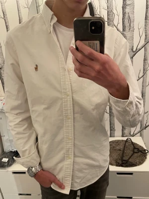 Vit skjorta från Ralph Lauren - Säljer en vit Ralph Lauren skjorta i storlek S.   skick 9/10