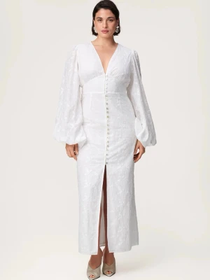 Vit långklänning med broderade blommor - Superfin vit långklänning med djup v-ringning, långa puffärmar och knappar framtill. Klänningen har broderade blommor och blad över hela tyget och är gjord i ett lätt, luftigt material. Perfekt för studenten och sommarens alla tillfällen!