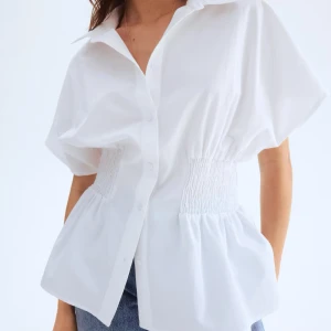 Vit blus från H&M - Jättefin sommarblus från H&M, säljer då den är för stor för mig i bysten! Storlek XS men passar även S beroende på hur man vill ha passformen. Aldrig använd endast provad! Slutsåld på hemsidan och nypris 279💛