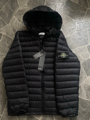 Stone island jacka svart - Säljer en snygg Stone island jacka, med inga defekter även helt nytt. Säljer pågrund av liten storlek. Hör av er om ni är intresserade. Pris kan diskuteras!