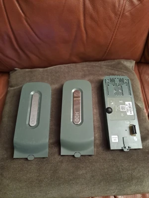 Paket: 3× Original Xbox 360 Hårddiskar 120 GB & 320 GB– Microsoft OEM - Säljes:  Hårddiskar för Xbox 360 orginal. En av hårddiskarna är en 320 GB HDD. De andra två är märkta HDD. Original Microsoft OEM, 120 GB 2 st, 320 GB 1 st, samtliga testade och fungerande. Perfekt för sparfiler, installerade spel och DLC. Passar Xbox 360-modeller med löstagbar hårddisk. Diskarna är i begagnat skick med normalt kosmetiskt slitage – se bilder för detaljer. Formaterade/redo att användas i konsol. Artikelnummer: – X804671-003 (2 st) – X804675-003 (1 st).