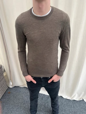 Stickad tröja från Oscar Jacobson  - Otroligt snygg stickad tröja från Oscar Jacobson. Strl S, personen på bilden är 183 cm lång. Skicka gärna prisförslag. Kika in min profil för fler liknande plagg