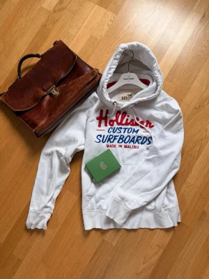 Hollister Hoodie - Säljer nu en asfet vit Hollister Hoodie i mycket bra skick❤️ Dessa säljs inte längre så är mycket eftertraktade🤩Var inte rädd för att ställa fler frågor✅