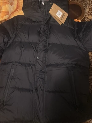 Svart pufferjacka från Burberry - Säljer tillbaka 