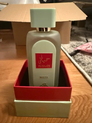 Hayaati Belle parfym  - Säljer då jag inte tyckte om den. Fräsch doft. 100 ml kommer med originalförpackning 