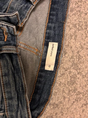 Blå Bootcut jeans - Snygga blå Bootcut jeans från Gina tricot. De har 4 fickor och låg/medelhög midja. Nypris 399