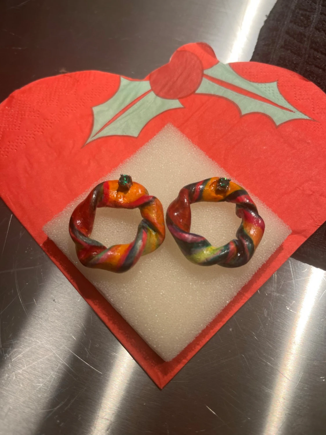 Färgglada handgjorda örhängen