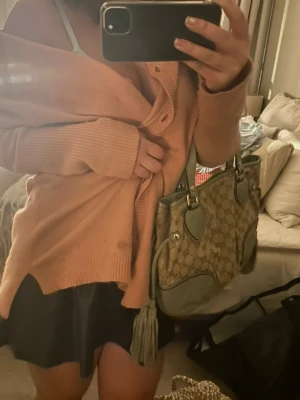 Svart skinn topp/kjol - Säljer en svart skinn croppad topp/kjol med volangdetaljer. Toppen är axelbandslös och har en luftig passform som ger en snygg siluett. Perfekt för dig som vill ha en enkel men ändå trendig topp eller kjol till sommaren.