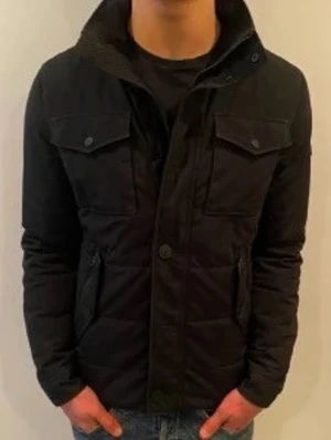J Lindberg Field Jacket - J Lindberg jacka i toppen skick! Svart, inga defekter, modellen är 181cm!  Kom pm för fler frågor!