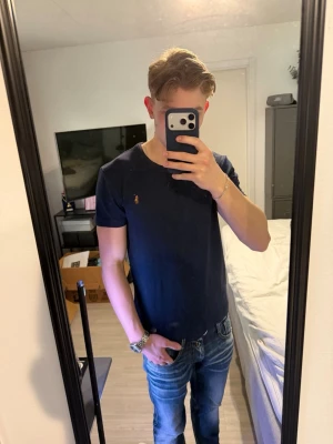 Ralph Lauren T shirt  - Marinblå Ralph Lauren t shirt i bra skick, storlek M. Modellen är 180cm och väger 71kg 