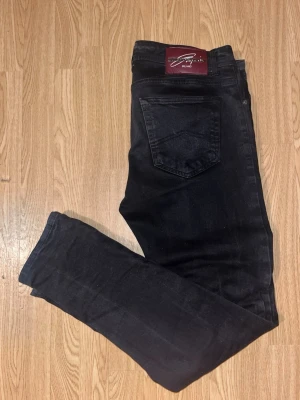 Svarta slim fit jeans från Armani  - Säljer ett par svarta slim fit jeans från Emporio Armani . . Materialet är mjukt denim med lite stretch för extra komfort. Perfekta för en trendig och avslappnad stil.