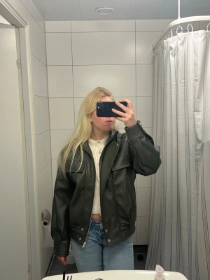 Läderjacka  - Köpt ny och aldrig använt. Populär jacka 