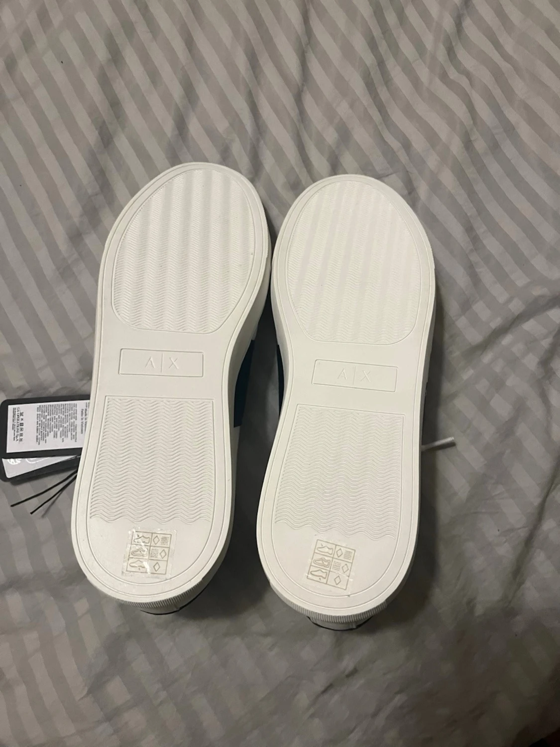 Vita Armani Exchange sneakers med blå detalj - 6