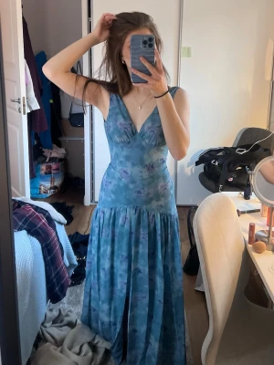ADOORE Toulouse Maxi dress  - Säljer Toulouse maxi dress i färgen Dusty Blue, storlek 34 från Adoore. Så fin och elegant. Passar perfekt till sommaren, bal och liknande 🌞🪻🌸✨ Säljer för att den är för liten. Helt oanvänd och lappen sitter kvar. Nypris 1695 kronor. Öppen för prisförslag 