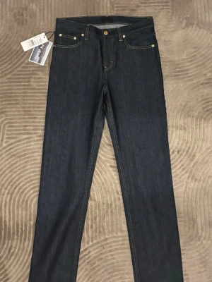 Fillipa K mörklblå raka jeans- ny med prislapp  - Snygga mörkblå jeans från FK Jeans i modellen Taylor Raw. Jeansen har klassisk femficksdesign, raka ben och kontrastsömmar. Perfekta för dig som gillar en stilren och tidlös look. Materialet är kraftig denim som håller formen.