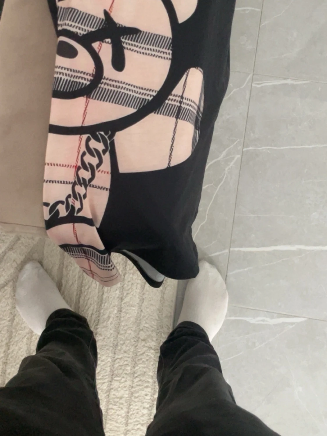 Svart t-shirt med beige mönster - 2