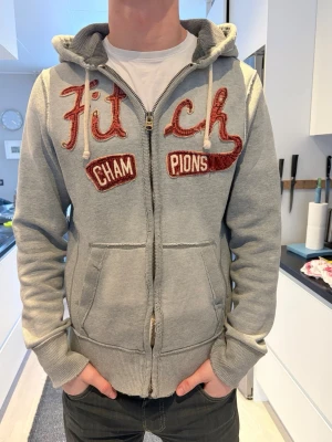 Grå hoodie från Abercrombie & Fitch - Tjena, säljer denna extreeemt feta och sällsynta hoodien från Abercrombie. Sjukt feta blekningar på ställena ni ser på bilderna! Passar dig mellan 185-191 och har mellan M-L. Denna passar extremt bra året runt och kommer garanterat få komplimanger. Hör av dig 👋