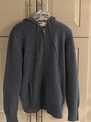 Soft Goat Hoodie - Säljer nu denna unika och sällsynta soft goat Cashmere hoodien. Den är tvärskön och man kan ha den året om, både vintern och sommaren. Har en liten lagning på armen som inte syns och en av fickorna hänger lite löst, annars felfri! Nypris 4500kr om man äns kan hitta denna färg. Sammantaget är hoodien perfekt för en avslappnad och chill stil med näst intill inga defekter 💯.