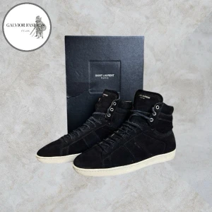 Saint Laurent high top skor SL/10H - Saint Laurent svarta mocka high-top sneakers i storlek 42, modell blandning av SL/10H Court Classic och SL18H. Mycket sällsynt modell och svårhittade då det inte längre finns i butik. Skicket är 9/10, sparsamt använda och väl omhändertagna, endast lätt slitage på snören. Saint Laurent har ofta väldigt bra kvalite, rekommenderas stort! OG box, dustbag, papper och extra originalsnören ingår.    ~ Nypris cirka 8000 kr | Mitt pris 2599 kr. Alla följare får rabatt, så följ! 