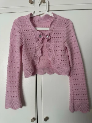 Rosa kofta - Superfin rosa kofta som jag köpte på vinted. Finns ingen lapp men passar mig som vanligtvis har xs/s