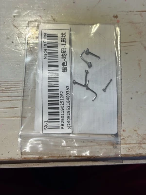 Näs piercing  - Säljer ett set med små silvriga näs piercingar i olika geometriska former. Näs piercingarna har en enkel, stilren design som passar till många olika stilar. Perfekt för dig som gillar diskreta accessoarer. Aldrig använt dom 