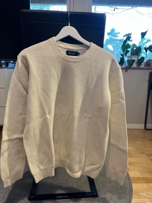 Vit/ ljusbeige stickad tröja Riley storlek L - Säljer en tröja från Riley i storlek L. Tröjan är i mycket bra skick men är för stor för mig därav säljs den. Hör av dig vid fler frågor! Pris kan diskuteras vid snabb affär. 