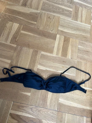 Svart bikini med knytband - Ny svart bikinitopp från stadium i storlek 38. 