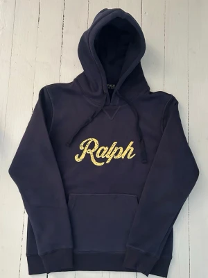 Ralph Lauren hoodie herr storlek S  - Hej! Säljer denna riktigt schyssta hoodie från Ralph Lauren. Den är i storlek M men sitter en storlek litet och passar därför som en S. Den är endast använd någon enstaka gång och är därmed i ett nyskick. Original lappar och påse finns kvar och medföljer naturligtvis vid köp. Jag fraktar alltid snabbt! Mvh