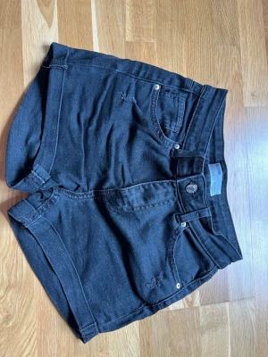 Bershka jeansshorts - Midrise jeansshorts från bershka. Strl 34. Midjemått tvärsöver ca 30 cm enligt bild. 