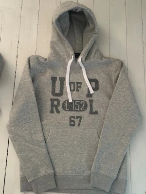 Ralph Lauren hoodie herr storlek S  - Hej! Säljer denna riktigt schyssta hoodie från Ralph Lauren. Den är i storlek M men sitter en storlek litet och passar därför som en S. Den är endast använd någon enstaka gång och är därmed i ett nyskick. Original lappar och påse finns kvar och medföljer naturligtvis vid köp. Jag fraktar alltid snabbt! Mvh