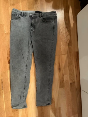 2 par jeans från Massimo Dutti - Ett par grå och ett par blåa jeans från Massimo Dutti med klassisk femficksdesign och normal midja.  Grå jeans stl 32, blå jeans stl 30. Gott skick. 200 kr för båda paren 