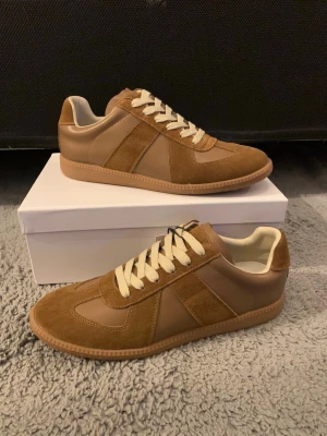 Maison Margiela GATS skor - Säljer nu dessa riktigt snygga Maison Margiela Gats i strl 42. Helt nya aldrig använda. Du får med allt som syns på bilderna dvs skor, dustbag, box osv. Köpta via vinteds äkthetsgaranti. Mer Margiela skor finns i min profil. Bara att skriva ett DM vid intresse!