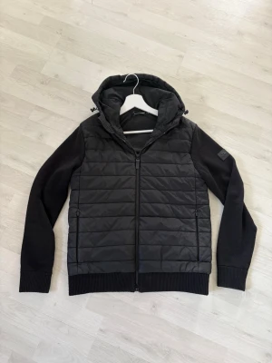 J.Lindeberg cardigan - Riktig skön och snygg. Säljer pga av att märket börjar tappa färg (bild 3) men det går lätt att måla över med typ en tuschpenna. Ny pris var runt 4000kr tror jag. Skriv vid minsta fråga och pris kan diskuteras! 