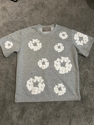 Grå denim tears t shirt  - Grå T-shirt från denim tears, den är aldrig använd. Storlek M, Priset är inte hugget i sten 💸🩶(köpare står för frakt)