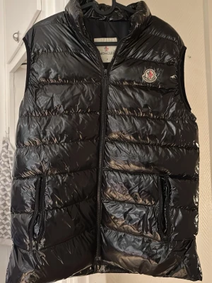 Svart Moncler dunväst  - Moncler väst Small men sitter som en Medium 