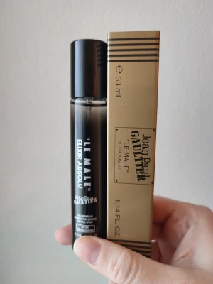 Jean Paul Gaultier Le Male Elixir Absolu - Jean Paul Gaultier Le Male Elixir Absolu Perfume. 33ml bottle. New! A great winter/fall fragrance. Felmärkt med edt på box. Men detta är en EDP/Elixir.