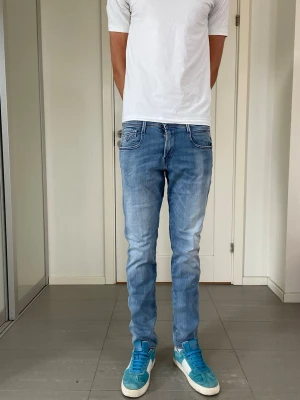 Replay Anbass Jeans  - Säljer nu dessa Replay Anbass Jeans, W30 o L32, skriv för fler bilder/frågor🙌🏼