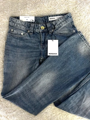 Blå Flared Baggy Jeans - Snygga och trendiga jeans med baggy passform och utsvängda ben (flared) ✨Helt nya, aldrig använda. Perfekta för en avslappnad men stilren look och enkla att matcha🧡Pris kan diskuteras 