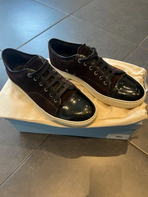 Lanvin - Snygga vinröda lanvins med glansig cap toe väldigt fint skick. box och dustbag medföljer. Byten kan va intressant 