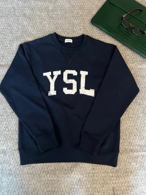YSL tröja - Saint Laurent sweatshirt ⭐ ✅ Mycket fint skick – använd ca 2 ggr, inga defekter 📐 Storlek: M (kan passa mindre L) 📏 Mått • Bröst: 51 cm • Axelbredd: 47 cm • Ärmlängd: 58 cm • Längd: 67 cm 📦 Skickar inom 48 h på vardagar 💬 Svarar snabbt på meddelanden!
