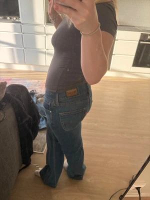  bootcut jeans i blå denim - Säljer ett par klassiska blå bootcut jeans från Levi’s. Jeansen har tyvärr blivit för små för mig därav att jag säljer dom! Pris kan diskuteras 🥰
